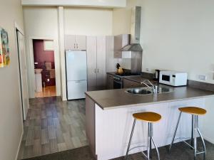 Kuchyň nebo kuchyňský kout v ubytování Mokorau Apartments - The Mukies