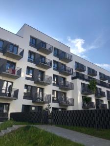 ヴィリニュスにあるOzas Apartment 1 and 2の側面にバルコニーがあるアパート
