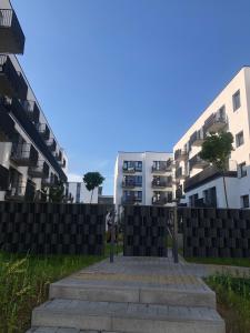 ヴィリニュスにあるOzas Apartment 1 and 2の高層ビルのある街歩道