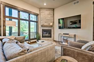 ein Wohnzimmer mit Couch und Kamin in der Unterkunft Luxe Canyons Ski Resort Condo - Walk to Ski Lift! in Park City