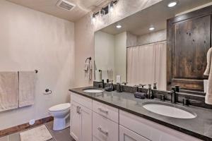 ein Badezimmer mit zwei Waschbecken und einer Toilette in der Unterkunft Luxe Canyons Ski Resort Condo - Walk to Ski Lift! in Park City + 23 Fotos