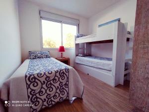 Двох'ярусне ліжко або двоярусні ліжка в номері Marine Home Resort- piscina aquecida-hidromassagem
