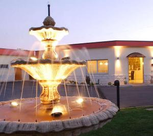 fontanna z oświetleniem przed budynkiem w obiekcie Hotel Giardino w mieście Modugno
