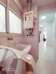uma casa de banho com um lavatório e uma janela em Marine Home Resort- piscina aquecida-hidromassagem em Florianópolis