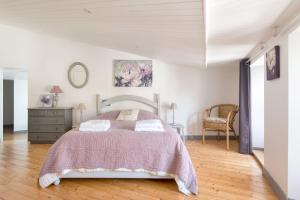 サン・マルタン・ド・レにあるAppartement Sullyのベッドルーム1室(ピンクの毛布付きの大型ベッド1台付)