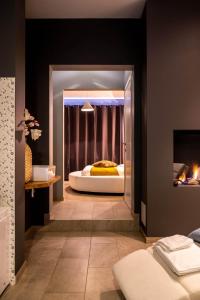 een slaapkamer met een bed in het midden van een kamer bij The Rose Suites in Brugge
