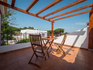 a patio with a table and two chairs on a balcony at Romã do Meco in Aldeia do Meco