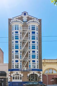 un edificio alto con una escalera de incendios. en Kasa La Monarca San Francisco en San Francisco