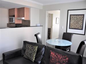 uma sala de estar com um sofá e uma mesa em Accommodation Sydney 38 Harbour Street Sydney em Sydney