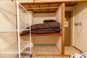 Habitación con litera en una habitación en Chiba Breen hills Inage #8Mx en Chiba