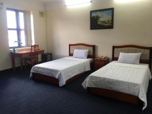 Un pat sau paturi într-o cameră la Thien Anh Hotel