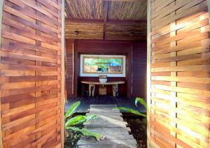 a room with a table and a window in a house at Moro Ma Doto in Busobuso