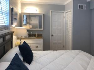 Photo de la galerie de l'établissement Tybeeland Steps to the Beach with Oceanviews, Beachside of Butler Ave, à Tybee Island