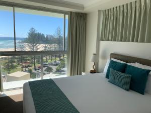 Un pat sau paturi într-o cameră la Ocean Plaza Resort +141 fotografii