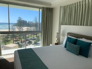 Кровать или кровати в номере Ocean Plaza Resort