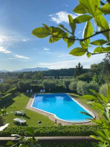 une piscine dans un jardin avec vue dans l'établissement Appartamento Nel verde del Parco della Rocca, à Manerba del Garda
