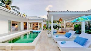 une villa avec piscine et une maison dans l'établissement Sunyi Villas, à Kuta Lombok