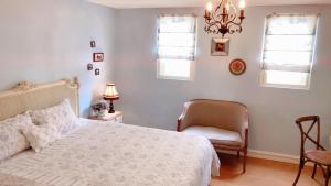 Rúm í herbergi á Fazhana Village B&B