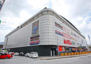 Supermarket nebo jiné obchody v  hotelu nebo okolí