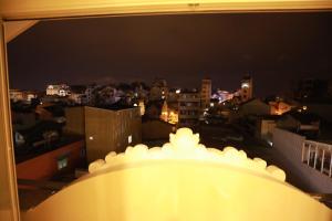una ventana con vistas a la ciudad por la noche en VES - PA Luxury Hotel en Dalat