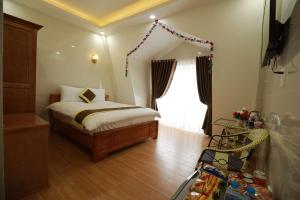 Un pat sau paturi într-o cameră la VES - PA Luxury Hotel