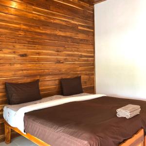 A bed or beds in a room at Maewin Guest House and Resort