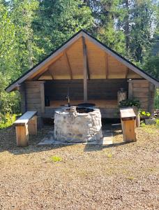 uma cabina de madeira com uma mesa e dois bancos em Villa Karhunkehto em Luosto