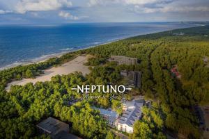 une vue aérienne d'une plage et de l'océan dans l'établissement Neptuno Resort & Spa, à Dźwirzyno