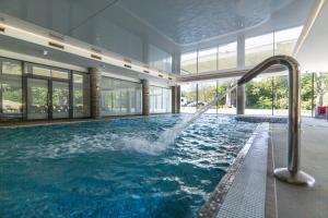 Bazén v ubytovaní Hanza Pałac Wellness & SPA alebo v jeho blízkosti