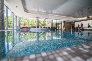 Bazén v ubytovaní Hanza Pałac Wellness & SPA alebo v jeho blízkosti