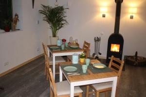 comedor con mesa y chimenea en Pension & Gästehaus Paffrath en Großbrembach