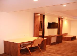 Sarovar Portico, Somnath的电视和/或娱乐中心