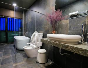 un bagno con un water e un lavandino di 逸家民宿 Yija a Wujie