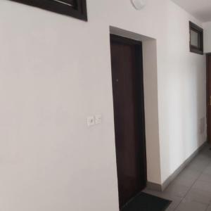 un corridoio con porta in un edificio di SUZANA Beautiful balcony sea view 1 a Senj