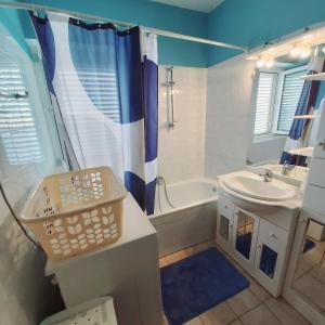 un bagno con lavandino, WC e vasca di SUZANA Beautiful balcony sea view 1 a Senj