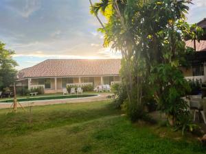 una casa con un jardín delante de ella en Baan Kub Doi Mae Chaem en Mae Chaem