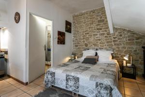 A bed or beds in a room at Au Coeur du Vieux Village