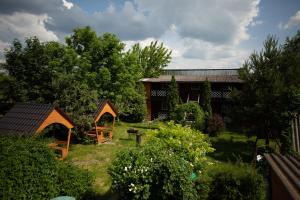 a house with a yard with a gazebo at Sadyba u Gansa in Svityazʼ