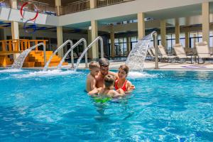 Bazén v ubytování Movenpick Resort and Spa Fruske Terme nebo v jeho okolí