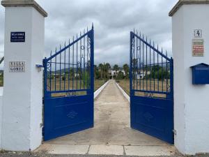 レス・カセス・ダルカナールにあるVilla Gómezの車道の青い門