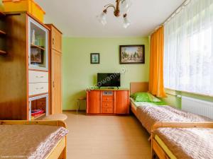 Televízia a/alebo spoločenská miestnosť v ubytovaní Biały Domek (blisko tężni)