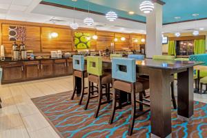 Restaurace v ubytování La Quinta by Wyndham Woodward