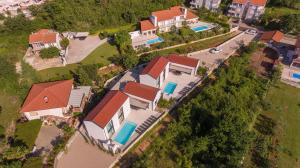 widok z lotu ptaka na dom z podwórkiem w obiekcie Casa Bela w mieście Klimno