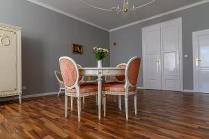 - une salle à manger avec une table et des chaises dans l'établissement Penzion Florián Telč, à Telč