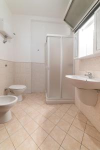 bagno con doccia, 2 lavandini e servizi igienici di Emanuele Guest House a Bari
