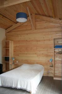 מיטה או מיטות בחדר ב-Camping les vergers de Squividan ***