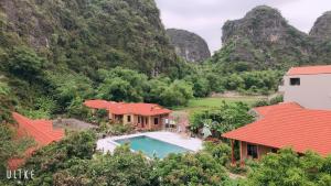 een luchtzicht op een huis met een zwembad en bergen bij An Ngoc Tam Coc Bungalow in Ninh Binh