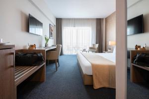 Pokój hotelowy z łóżkiem i biurkiem w obiekcie Waterfront w mieście Sliema