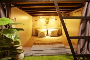 Uma cama ou camas num quarto em S Phuot Airport Hostel
