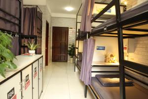 Uma ou mais camas em beliche num quarto em S Phuot Airport Hostel
